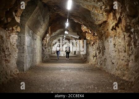 (200820) -- RIJEKA, 20. August 2020 (Xinhua) -- Touristen besuchen den Rijeka Tunnel (auch TunelRi genannt) in Rijeka, Kroatien, 19. August 2020. Der Tunnel wurde gegraben, um Zivilisten während des Zweiten Weltkriegs vor Bombenanschlägen zu schützen und ist heute eine Touristenattraktion. (Goran Kovacic/Pixsell über Xinhua) Stockfoto