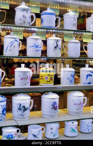 Chinesische Teekannen und Tassen in einem Schaufenster, Hongkong, China. Stockfoto