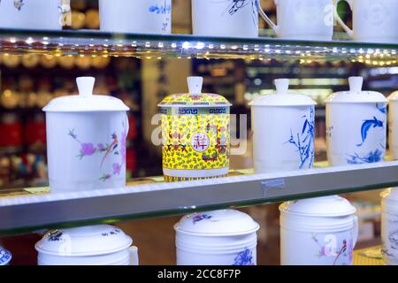 Chinesische Teekannen und Tassen in einem Schaufenster, Hongkong, China. Stockfoto