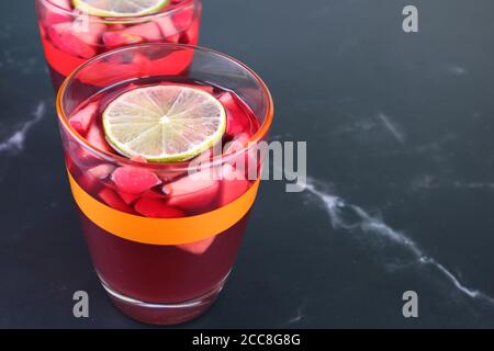 Nahaufnahme ein Glas Rotwein Sangria mit verschwommen andere Glas und im Hintergrund Stockfoto