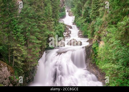 Cascate di Riva - auch bekannt als Campo Tures oder Reinbach Wasserfall im Ahrntal der Alpen, Dolomiten, Südtirol, Italien Stockfoto