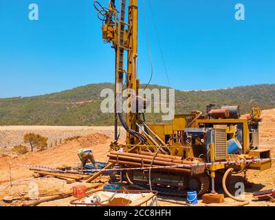 Raupenbohrgeräte führen technische und geologische Untersuchungen durch. Stockfoto