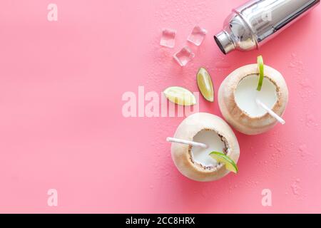 Tropisches Getränk - Kokosnusscocktail Margaritas oder Pinacolada mit Eis Und Schüttler Stockfoto