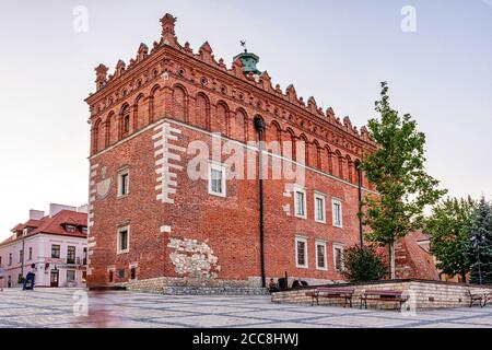 Sandomierz, Polen - 11. August 2020: Hauptplatz, mittelalterliches Rathaus im Zentrum. Im Hintergrund sind historische Mietshäuser zu sehen. Stockfoto