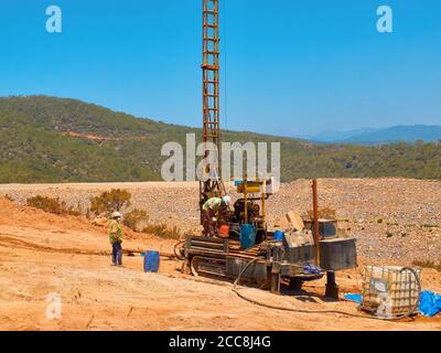 Raupenbohrgeräte führen technische und geologische Untersuchungen durch. Stockfoto