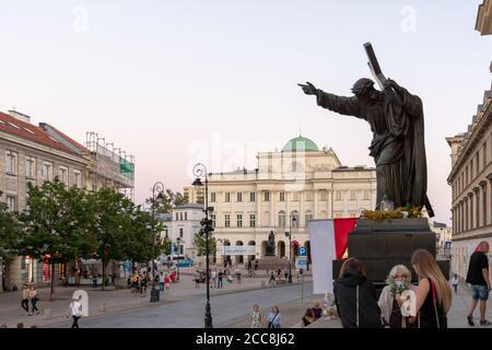 Warschau, Polen - 15. August 2020: Blick auf die Figur Jesu Christi vor der Heilig-Kreuz-Kirche. Stockfoto