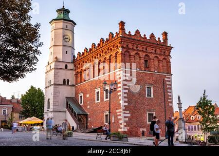 Sandomierz, Polen - 11. August 2020: Hauptplatz, mittelalterliches Rathaus im Zentrum. Im Hintergrund sind historische Mietshäuser zu sehen. Stockfoto