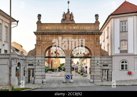 Pilsen, Tschechische Republik - 8. August 2020: Blick auf das historische Haupttor der Brauerei Pilsner Urquell. Das Bild wurde bei Sonnenuntergang aufgenommen. Stockfoto