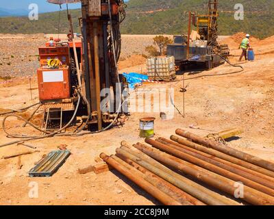 Raupenbohrgeräte führen technische und geologische Untersuchungen durch. Stockfoto