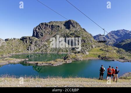 CHAMROUSSE, FRANKREICH, 6. August 2020 : EINE Gruppe von Wanderern rund um den Lac Robert. Bekannte Skigebiet in der Nähe von Grenoble, Chamrousse ist ein Sommer-Ziel wie w Stockfoto