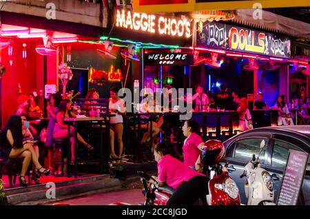 Pattaya, Thailand - 15. Februar 2019: Ein Blick auf die Mädchen und Ladyboys warten in den Nachtclubs für Kunden. Stockfoto