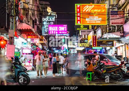 Pattaya, Thailand - 15. Februar 2019: Blick auf Pattaya Soi 6 Straße. Es gibt zahlreiche Restaurants, Nachtclubs und Massagesalons auf der Straße. Stockfoto