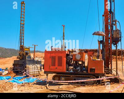 Raupenbohrgeräte führen technische und geologische Untersuchungen durch. Stockfoto