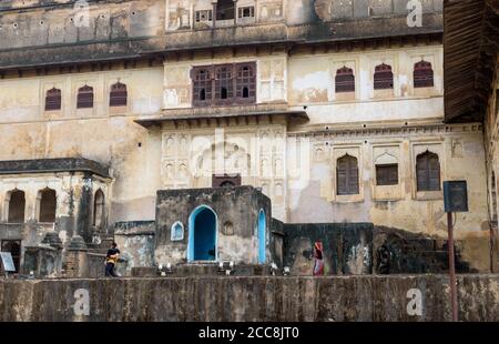 Orchha, Madhya Pradesh/Indien - März 14 2019: Blick auf die architektonischen Details und die mehrstöckigen Fensterwände von Raja Mahal. Stockfoto