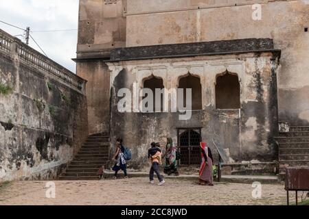 Orchha, Madhya Pradesh, Indien - März 2019: Eine Gruppe von indischen Touristen, die den Raja Mahal Palast im alten Orchha Fort Komplex besuchen. Stockfoto