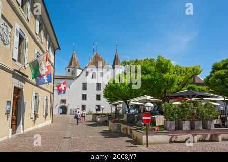 Schweiz, Kanton Waadt, Nyon, Place du Chateau, Rathaus (L), Café im Freien, Restaurant, Schloss Stockfoto