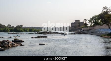 Orchha, Madhya Pradesh, Indien - März 2019: Der Fluss Betwa fließt durch die alten Denkmäler und Wälder der Stadt Orchha. Stockfoto