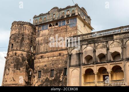 Orchha, Madhya Pradesh, Indien - März 2019: Die Außenfassade und verwitterte Wände des schönen alten Palastes von Jehangir Mahal innerhalb des Orchh Stockfoto