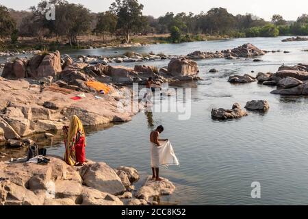 Orchha, Madhya Pradesh, Indien - März 2019: Menschen baden in den ruhigen Gewässern des Betwa-Flusses im Dorf Orchha. Stockfoto