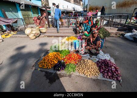Orchha, Madhya Pradesh, Indien - März 2019: Indische Frauen verkaufen Gemüse auf den Straßen des Dorfes Orchha. Stockfoto