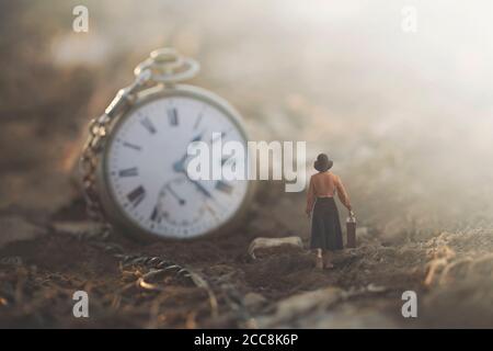 Konzeptuelles Bild einer kleinen Geschäftsfrau, die gegen die läuft Uhr Stockfoto