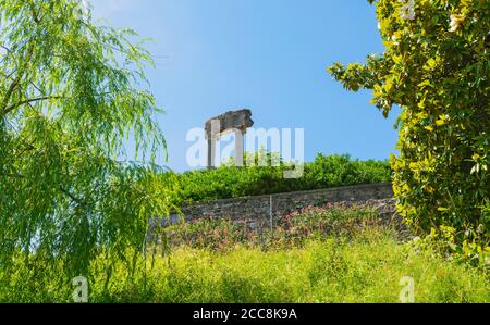 Schweiz, Kanton Waadt, Nyon, römische Säulen, Blick von der Promenade des vielles Murailles Stockfoto