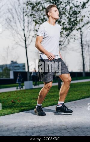 Ein Mann in Shorts geht in für Sport in ein park in der Natur und ein Modell Running Sneakers Stockfoto