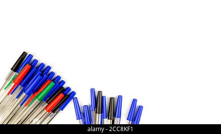 Stapel von vielen mehrfarbigen Kunststoff Kugelschreiber isoliert auf weißem Hintergrund. Abstrakt Schreibwaren Hintergrund. 16x9-Format. Draufsicht. Nahaufnahme. Viele Stockfoto