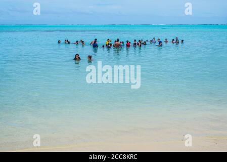 Moorea, Französisch-Polynesien: 09/03/2018: Die Menschen verbrachten ihre Freizeit im blauen Ozean auf der tropischen Insel Moorea, Französisch-Polynesien. Ist ein Stockfoto