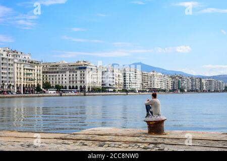 Thessaloniki Waterfront mit Wohnblocks auf Nikis Avenue, vom alten Hafen aus gesehen, Mazedonien, Nordgriechenland Stockfoto