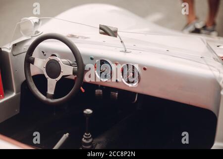 Cannes Frankreich - 3. Juli 2018: Retro Auto Rallye. Oldtimer-Rallye. Porsche 550 Spyder Cockpit Innenraum Stockfoto