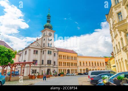 Loket, Tschechische Republik, 12. Mai 2019: Das Rathaus Mestska Radnice barocken Stil und bunte traditionelle typische Gebäude auf Marktplatz der Stadt Loket, Region Karlovy Vary, Westböhmen Stockfoto