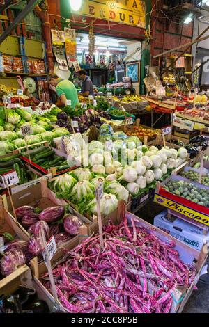 Obst und Gemüse Stall In der Vucciria Markt Bezirk Zentrum von Palermo, Sizilien. Stockfoto