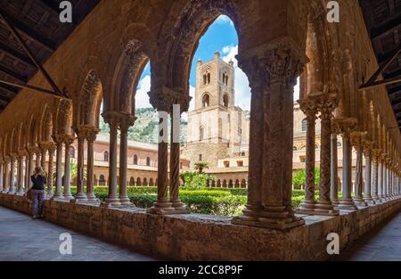 Dekorierte Säulen und Kapitelle im Chiostro dei Benedettini, Klöster, in der Kathedrale in Monreale in der Nähe von Palermo, Sizilien, Italien. Stockfoto