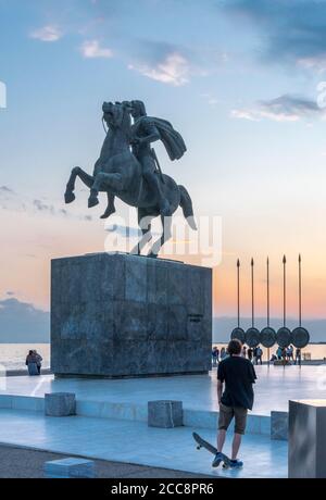 Skateboarder spielen von Alexander Statue des Großen auf Thessaloniki Waterfront, Mazedonien, Nordgriechenland Stockfoto