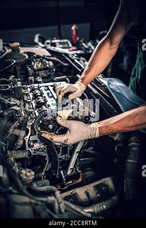 Kfz-Mechaniker Reparaturmann Hände Reparatur eines Autos. Car Service und Wartung Konzept Stockfoto
