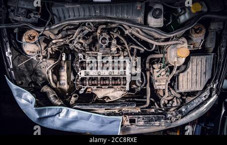 Draufsicht auf gebrauchte Motoren und Autoteile. Schlechtes Wartungskonzept Stockfoto