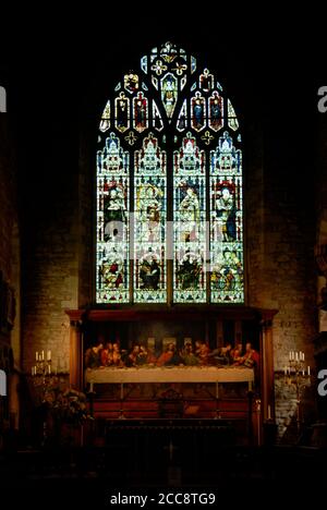 Glasfenster und ein Gemälde des Letzten Abendmahls in der Pfarrkirche St. Michael und All Angels, Ledbury, Herefordshire, England Stockfoto