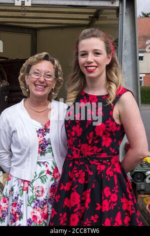 Lächelnde Mutter und Tochter in 1940er Jahren Kostüm bei einem Village at war Event, Stoke Bruerne, Northamptonshire, Großbritannien Stockfoto