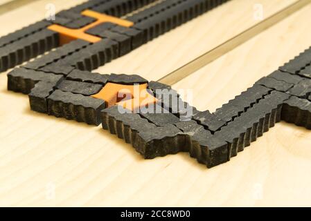 Stanzformen Form - Polygraph Industrie, zum Schneiden und Falten von Papier oder Karton zum Verpacken. Verpackung Produktion Stanzform. Stockfoto