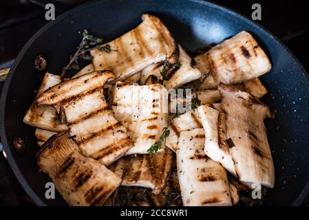 Gegrillte King Auster Trompete Pilze Stockfoto