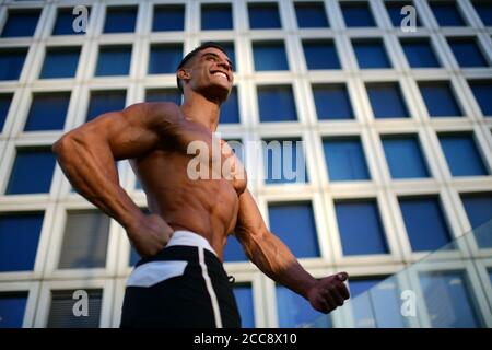 (200820) -- TEL AVIV, 20. August 2020 (Xinhua) -- ein israelischer Kandidat nimmt am 19. August 2020 an der Endrunde des Wettbewerbs der National Amateur Body Builders Association in der zentralen israelischen Stadt Tel Aviv Teil. (Tomer Neuberg/JINI über Xinhua) Stockfoto