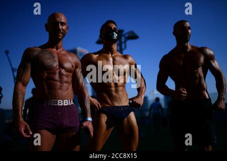 (200820) -- TEL AVIV, 20. August 2020 (Xinhua) -- israelische Teilnehmer nehmen an der Finalrunde während des Wettbewerbs der National Amateur Body Builders Association in der zentralen israelischen Stadt Tel Aviv am 19. August 2020 Teil. (Tomer Neuberg/JINI über Xinhua) Stockfoto