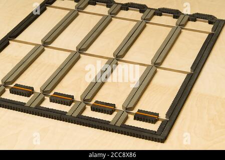 Stanzformen Form - Polygraph Industrie, zum Schneiden und Falten von Papier oder Karton zum Verpacken. Verpackung Produktion Stanzform. Stockfoto