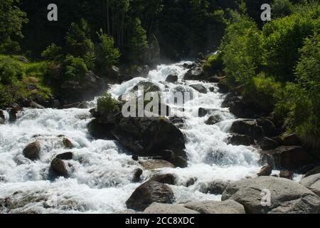 Der Wasserfall auf dem Gave du Lutour in La Raillere, in der Nähe von Cauterets, Pyrenäen, Frankreich. Stockfoto