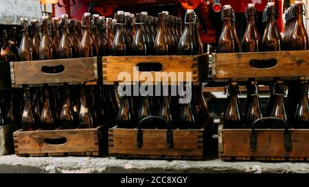 Alte Bierflaschen in Holzkisten. Stockfoto