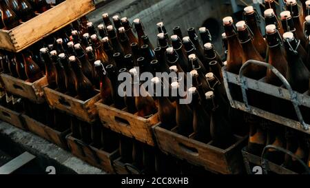 Alte Bierflaschen in Holzkisten. Draufsicht. Stockfoto