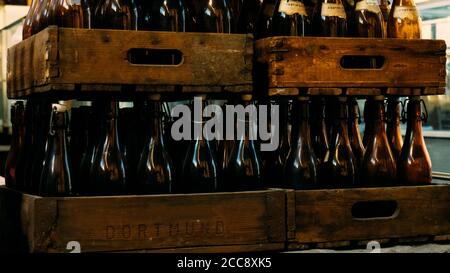 Alte Bierflaschen in Holzkisten. Stockfoto