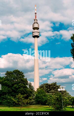 Dortmund, Deutschland - Juni 2019: Der Florianturm, Florian Tower, Florian ist ein Telekommunikationsturm auf blauem Himmel Hintergrund. Stockfoto