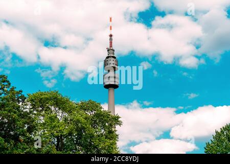 Dortmund, Deutschland - Juni 2019: Der Florianturm, Florian Tower, Florian ist ein Telekommunikationsturm auf blauem Himmel Hintergrund. Stockfoto